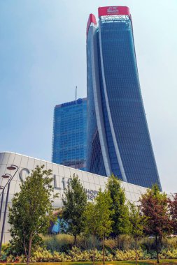 City Life kompleksinde Isozaki Kulesi ve Hadid Kulesi, Milano İtalya