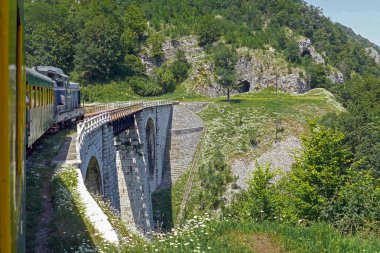 Tatilde insanlarla boş tren