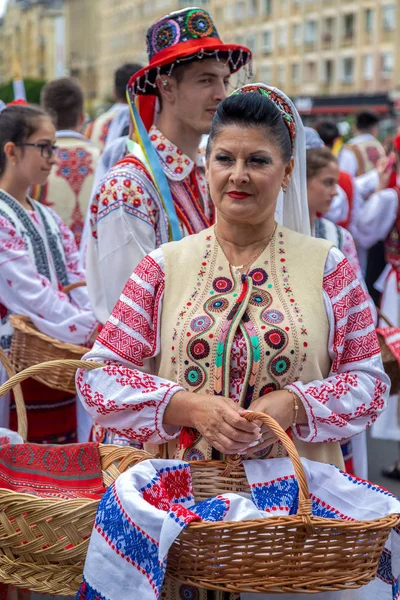 Tancerze kobiet z Rumunii w tradycyjnym stroju — Zdjęcie stockowe