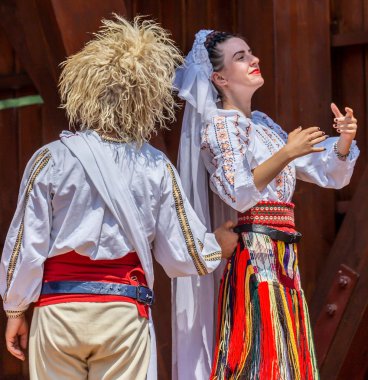 Geleneksel kostümlü Sırp dansçılar, halk dansları sergiliyor