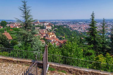 Eski Şehir ci Tepesi 'nden Bergamo, Italya, panoramik manzarası