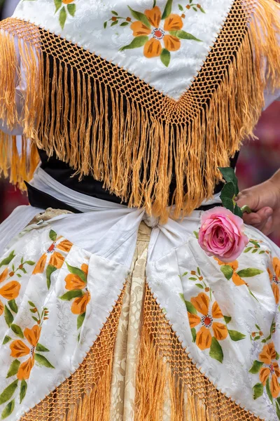 Detalhe do traje popular tradicional alemão usado por mulheres — Fotografia de Stock