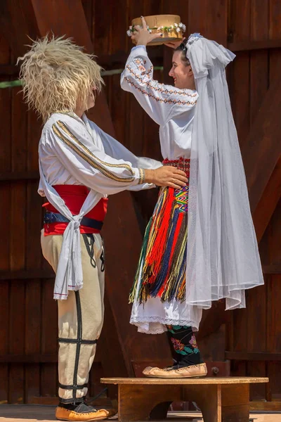 Serbian dancers in traditional costume, perform folk dance — Stock Photo, Image