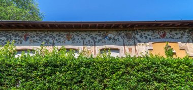 Sokakta süslemeleri ile Ortaçağ evi Via San Vigilio, C