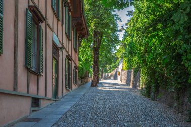 Cadde boyunca manzara Via San Vigilio, Citta Alta, Bergamo, İtalya