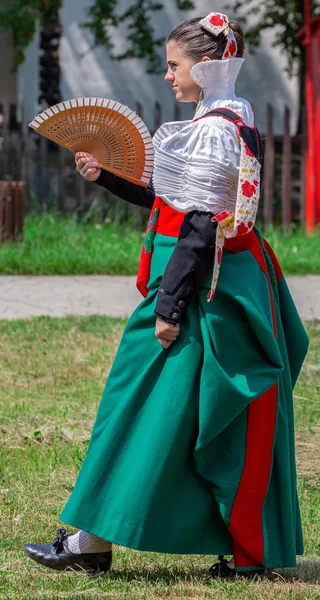 Dansare kvinna från Spanien i traditionell kostym — Stockfoto