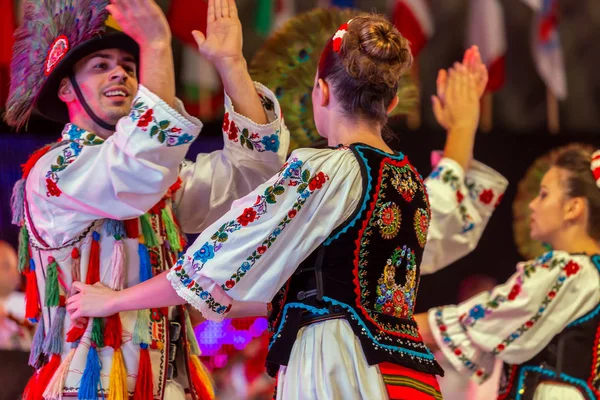 Dançarinos da Romênia em traje tradicional — Fotografia de Stock
