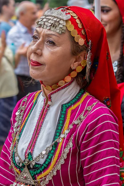 Zralé tanečnice ženy z Turecka v tradičním kostýmu — Stock fotografie