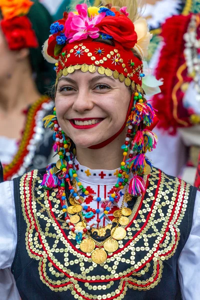 Portrét dívky tanečnice z Bulharska v tradičních lidových krojích — Stock fotografie