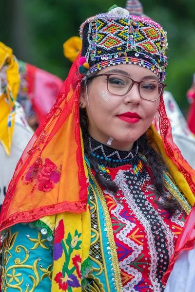 Portret van danseres meisje uit Turkije in traditionele kostuum — Stockfoto