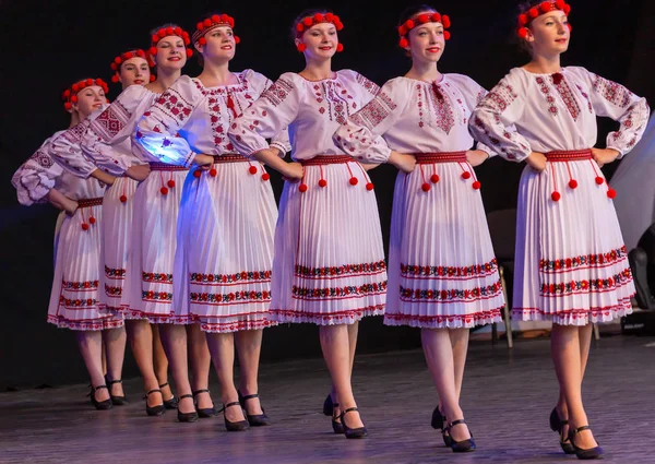 Danseurs ukrainiens en costume traditionnel — Photo