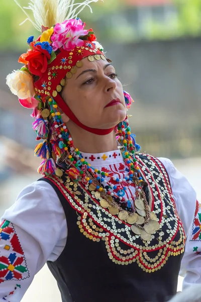 Femme danseuse mature de Bulgarie en costume traditionnel — Photo