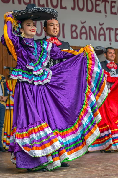 Μεξικανικές χορεύτριες σε παραδοσιακές στολές — Φωτογραφία Αρχείου