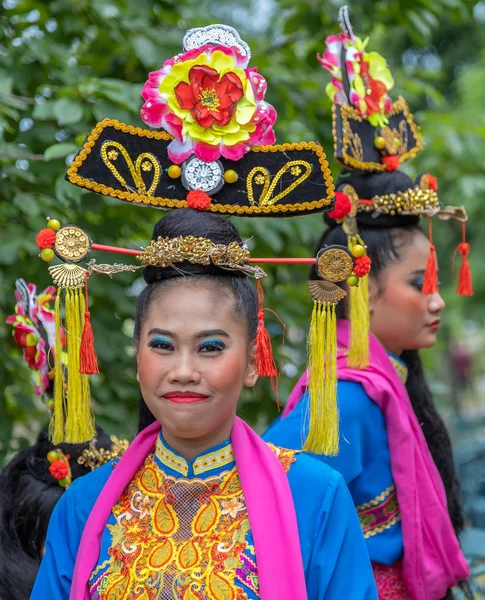 Dansare kvinnor från Indonesien i traditionell kostym — Stockfoto