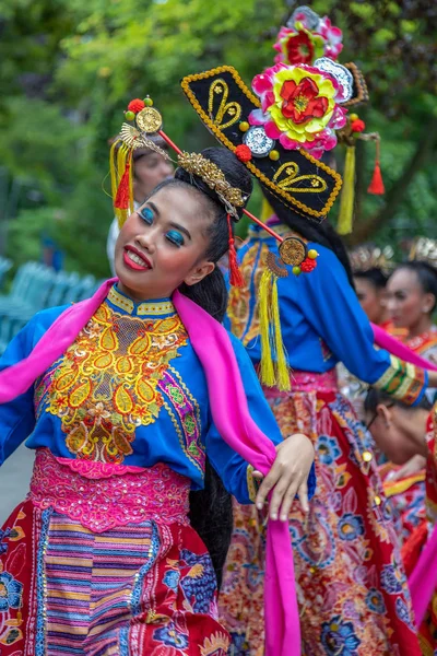 Dansare kvinnor från Indonesien i traditionell kostym — Stockfoto