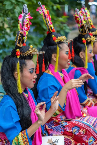 Dansare kvinnor från Indonesien i traditionell kostym — Stockfoto