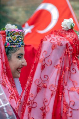Geleneksel kostümlü Türkiye'den dansçı kadınlar