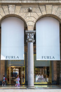 Milano, İtalya - 29 Haziran 2019: Milano'da moda bölgesinde bulunan lüks mağaza (Quadrilatero della moda).