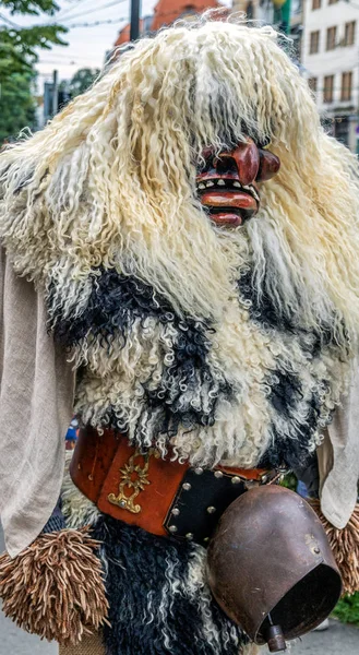 Tanečník s tradiční maskou ze Švýcarska — Stock fotografie