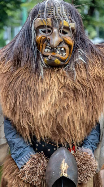 İsviçre'den geleneksel maskeli dansçı adam — Stok fotoğraf