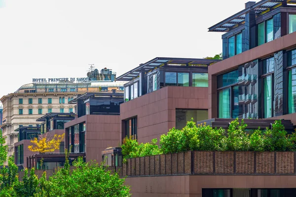 Edifícios no bairro Porta Nuova, Milão, Itália — Fotografia de Stock