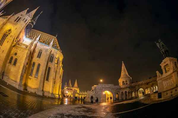 Bastion des pêcheurs dans une nuit d'hiver et l'église Matthias, Budapes — Photo