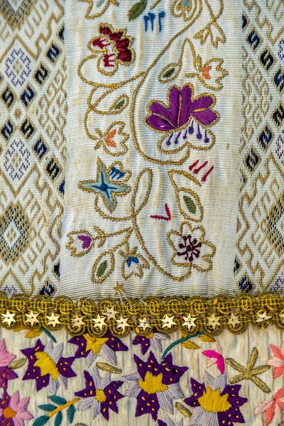 Embroidered Romanian traditional port — Stock Photo, Image