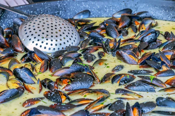 Conchas em uma grande panela e pronto para cozinhar — Fotografia de Stock