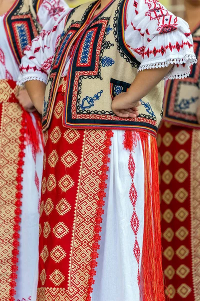 Detalj av traditionell rumänsk folkdräkt för kvinna — Stockfoto