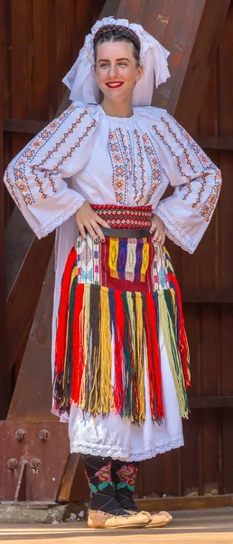 Geleneksel kostümlü Sırp kadın dansçı — Stok fotoğraf