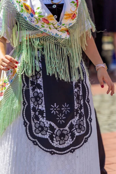 Detalhe do traje popular tradicional alemão usado por mulheres — Fotografia de Stock