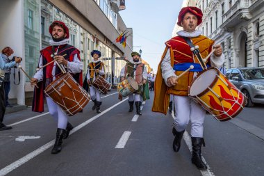 İtalyanlar Sbandieratori sokakta göstermek, Timisoara, Romanya