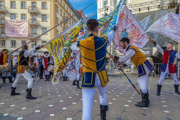 Italians SBANDIERATORI show on the street, Timisoara, Romania — Stock Photo, Image