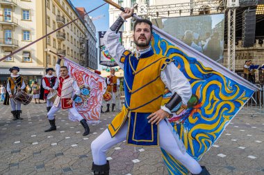 İtalyanlar Sbandieratori sokakta göstermek, Timisoara, Romanya