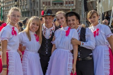 Geleneksel Slovak halk kostümü genç dansçılar grubu