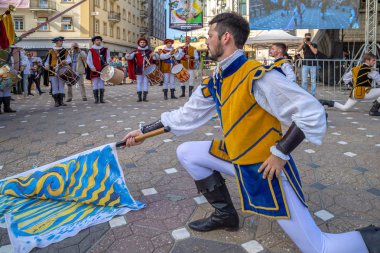 İtalyanlar Sbandieratori sokakta göstermek, Timisoara, Romanya