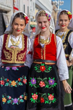 Sırbistan'dan geleneksel kostümlü genç dansçılar kadınlar