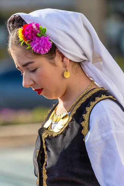 Танцовщица из Сербии в традиционном костюме — стоковое фото