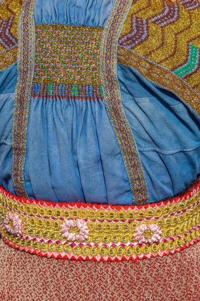 Detalhe do traje popular tradicional búlgaro para mulheres — Fotografia de Stock