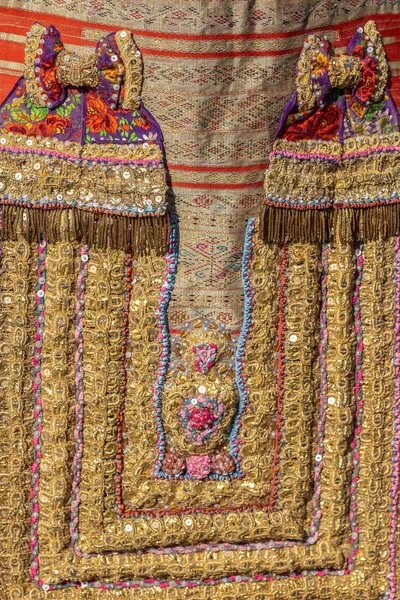 Detalhe do traje popular tradicional búlgaro para mulheres — Fotografia de Stock