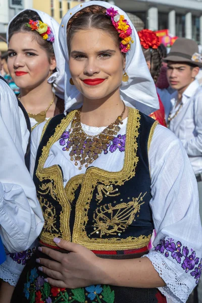 Unga dansare kvinnor från Serbien i traditionell kostym — Stockfoto