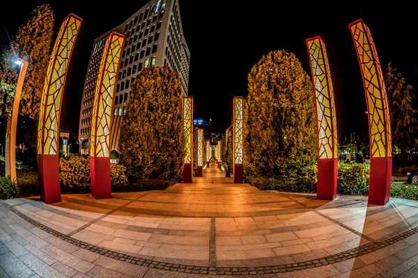 Vista notturna della città di Iulius, una città in una città, Timisoara, Romania — Foto Stock