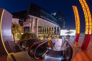 Iulius Town, Timisoara, Romanya şehrinde bir şehir gece görünümü