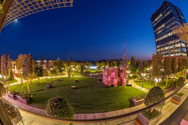 Vista notturna della città di Iulius, una città in una città, Timisoara, Romania — Foto Stock