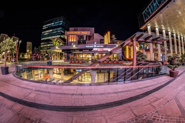 Vue de nuit de la ville d'Iulius, une ville dans une ville, Timisoara, Roumanie — Photo