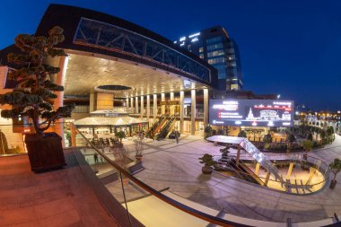 Iulius Town, Timisoara, Romanya şehrinde bir şehir gece görünümü