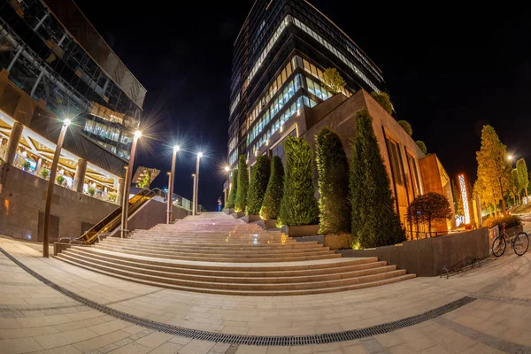 Vista notturna della città di Iulius, una città in una città, Timisoara, Romania — Foto Stock