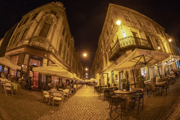 Night view of picturesque street terraces with tourist, Timisoar — Stock Photo, Image