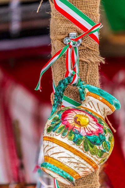 Rustik dekoration med traditionell keramisk kopp för Ungern — Stockfoto