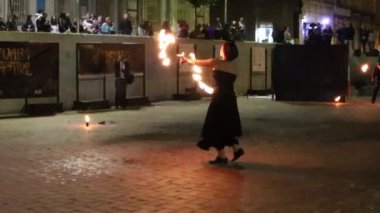 Timisoara, Romanya - 5 Ekim 2019: Ateş Festivali vesilesiyle Belediye tarafından düzenlenen yangın gösterisi.